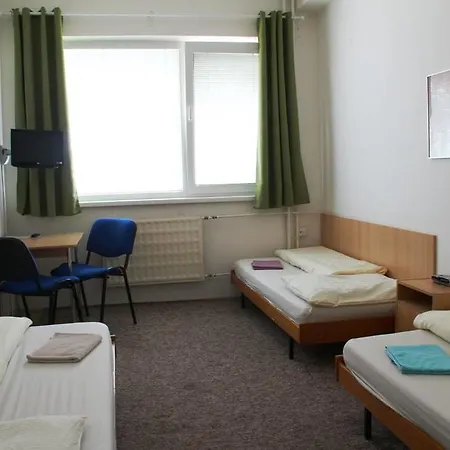 纳尔瓦旅馆 旅馆 *